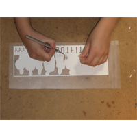 Mitarbeiter entfernt die Flex- / Flockreste